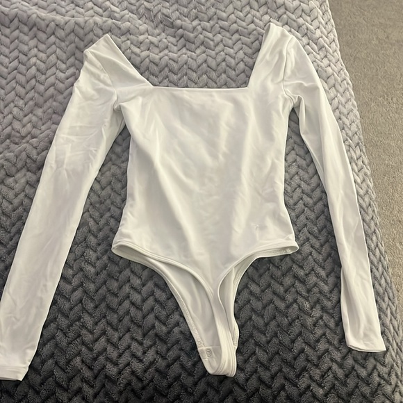 Aritzia Contour Squareneck Longsleeve bodysuit - Picture 3 of 4